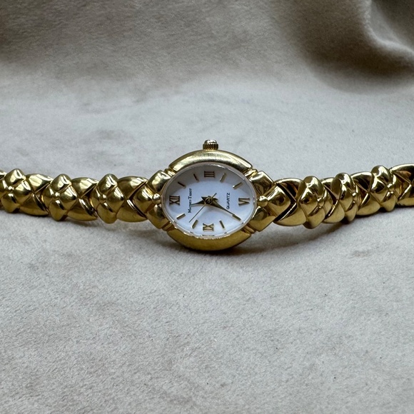 Vintage Givenchy Gold Women's Watch with Roman Numerals - Picture 6 of 7